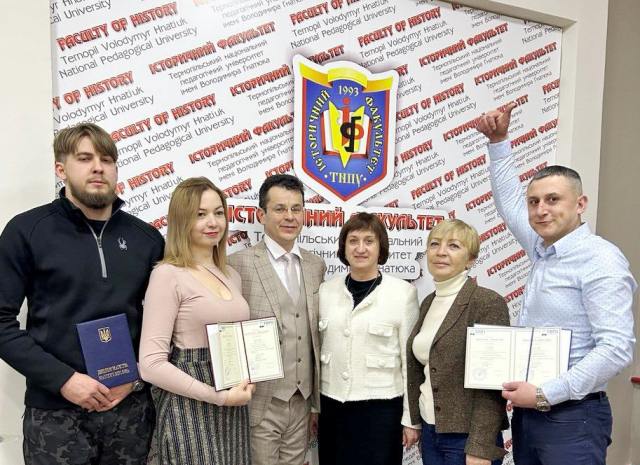На фото в.о. декан історичного, викладачі кафедри філософії і суспільних наук і випускники 2023